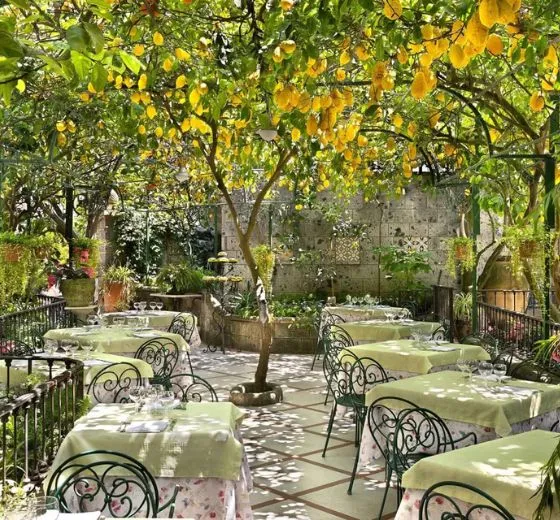 Terrasse conviviale avec vue sur la baie de Naples pour un dîner en bord de mer organisé par INÜI Collection.