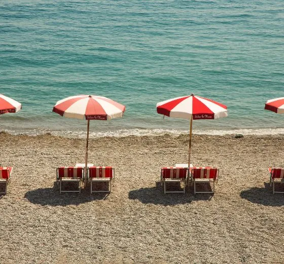 Moment de détente sur une plage paisible de Sorrento avec transats face à la mer pendant un séminaire INÜI Collection.