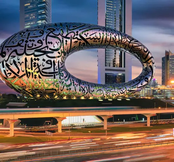 Architecture audacieuse et avant-gardiste de Dubaï illustrant le cadre idéal d’une conférence signée INÜI Collection.