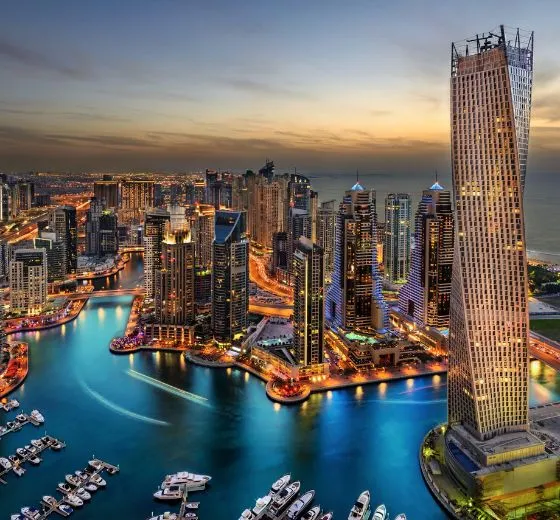 Vue panoramique sur les gratte-ciels de Dubaï pour un événement international organisé par INÜI Collection.