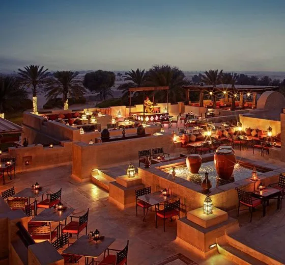 Dîner sous les lumières de la ville dans un rooftop de Dubaï pour une soirée inoubliable orchestrée par INÜI Collection.