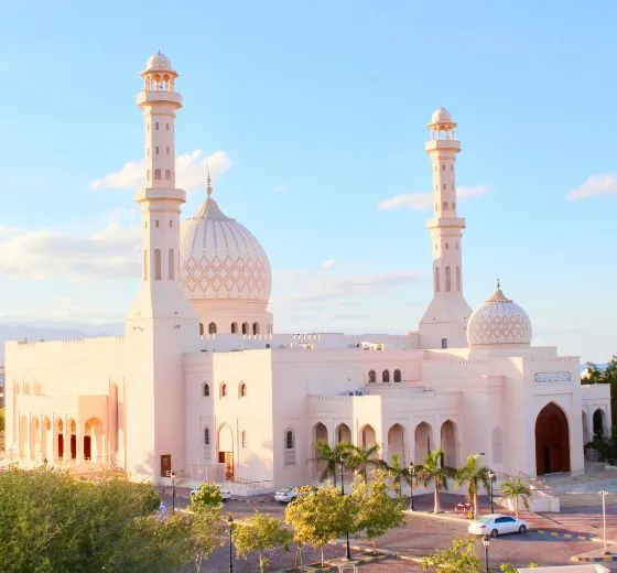 Découverte d’une mosquée majestueuse à Oman pendant un incentive authentique et raffiné organisé par INÜI Collection.
