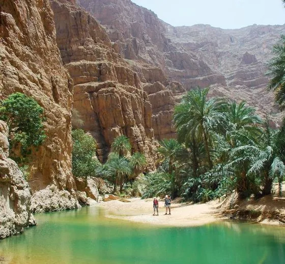 Paysage spectaculaire entre eaux turquoise et formations rocheuses d’Oman lors d’un séjour nature avec INÜI Collection.