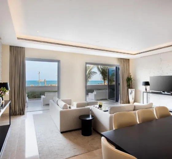 Salon élégant dans une suite omanaise combinant confort et authenticité pour un incentive INÜI Collection.