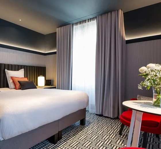 Chambre contemporaine et lumineuse de l’Hôtel D. Genève pour un séjour professionnel raffiné avec INÜI Collection.