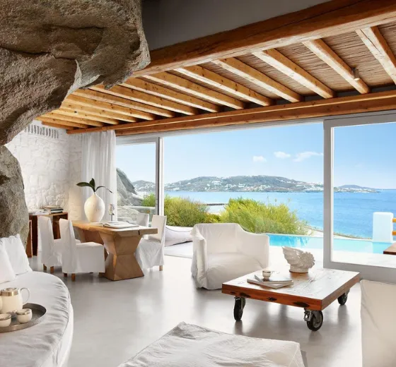 Terrasse élégante avec vue sur la mer Égée pour un moment de cohésion et d’échange signé INÜI Collection à Mykonos.
