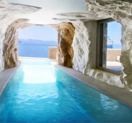 Piscine creusée dans la roche face à la mer pour un moment de détente exclusif lors d’un événement INÜI Collection.