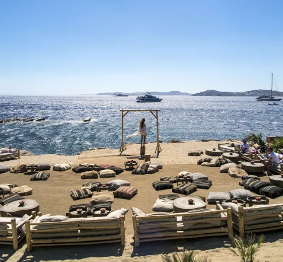 Mobilier outdoor face à la mer Égée dans un cadre méditerranéen propice aux échanges lors d’un séjour INÜI Collection.