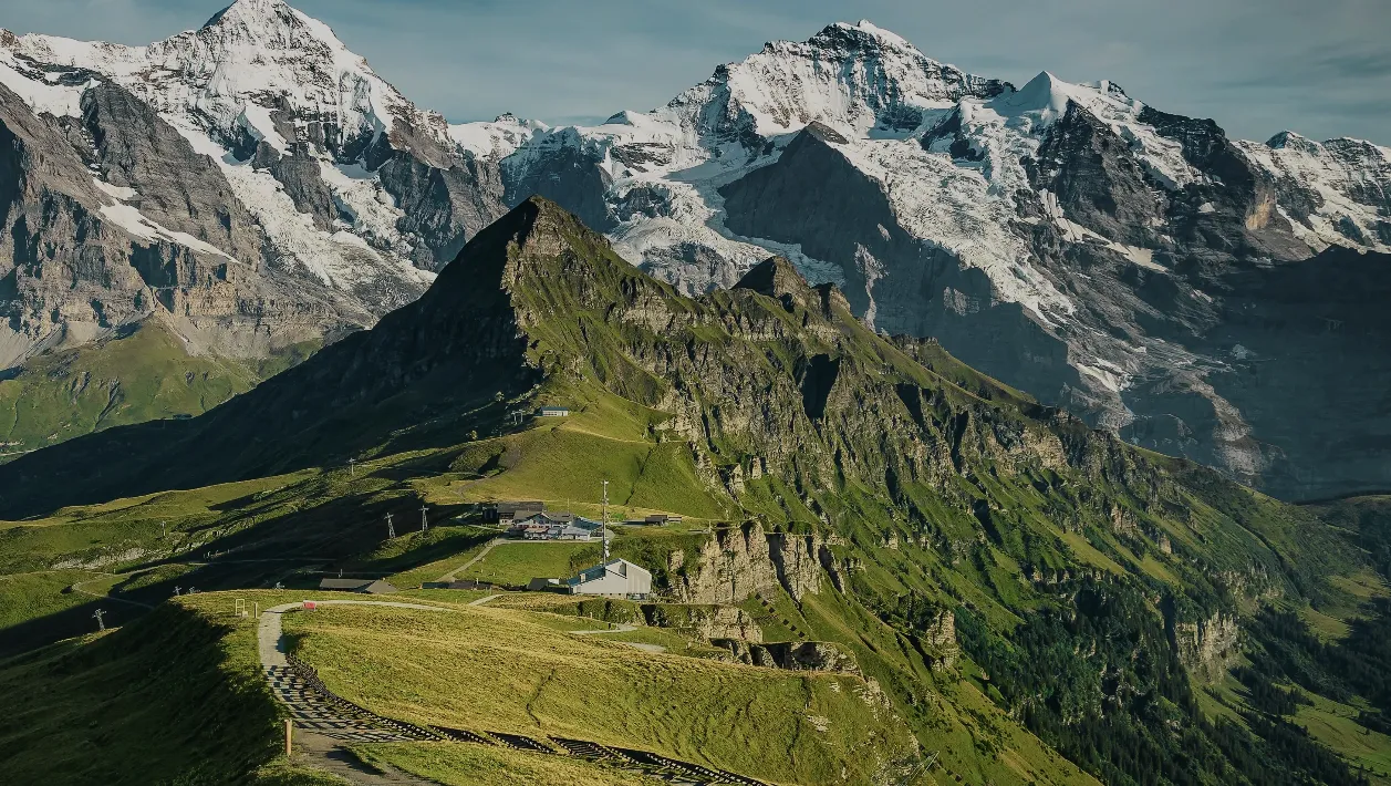 Vue spectaculaire sur les sommets suisses face à l’Eiger lors d’un séminaire confidentiel organisé par INÜI Collection.