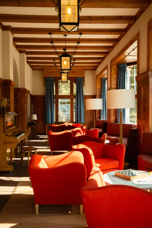 Espace cosy aux fauteuils rouges dans un cadre historique accueillant un séminaire haut de gamme signé INÜI Collection.