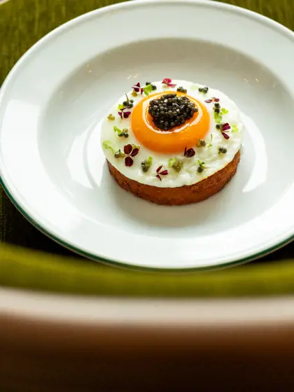 Expérience gastronomique raffinée en montagne lors d’un événement professionnel exclusif avec INÜI Collection.