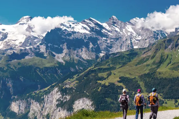 Randonnée panoramique dans les Alpes suisses entre deux sessions de travail pendant un séjour avec INÜI Collection.