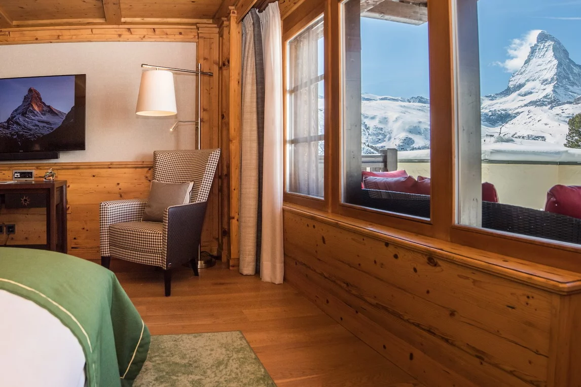 Chambre chaleureuse avec vue imprenable sur les sommets suisses pour un offsite alpin avec INÜI Collection.