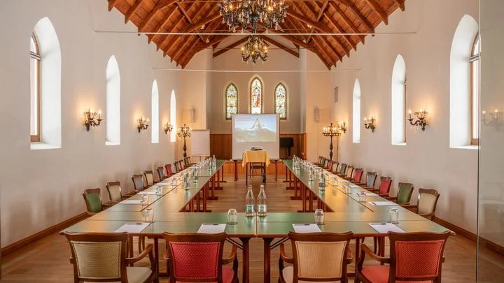 Salle de séminaire cosy et confidentielle perchée à 2 222 mètres d’altitude pour un événement INÜI Collection.