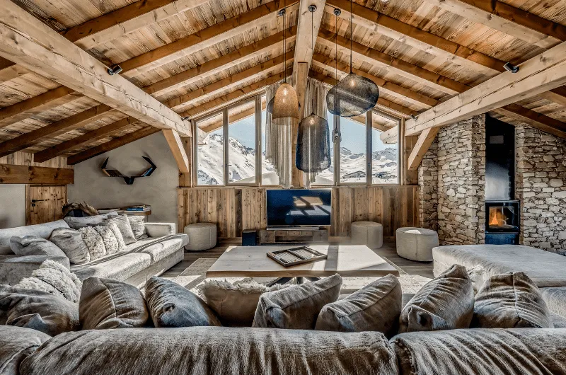 Espace cosy avec cheminée et mobilier montagnard pour un moment de détente en altitude lors d’un événement INÜI Collection.