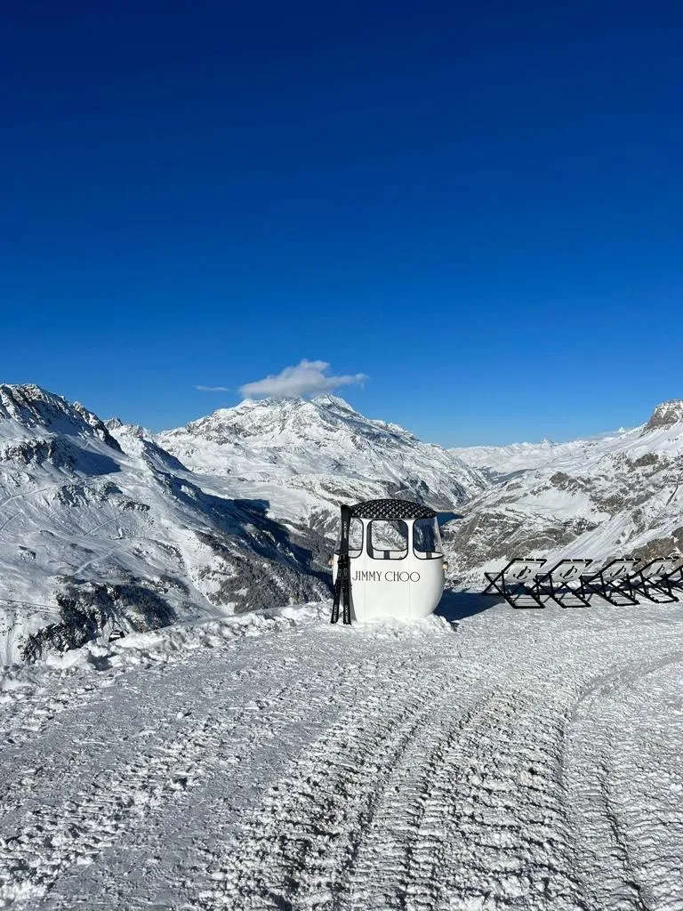 Paysage enneigé à Val d’Isère offrant un décor spectaculaire pour un événement haut de gamme organisé par INÜI Collection.