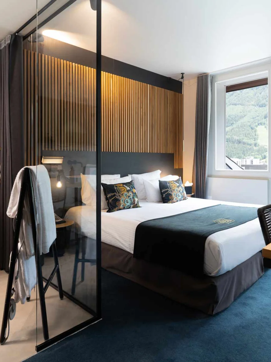 Chambre chaleureuse et élégante dans un chalet alpin privatisé pour un événement d’entreprise avec INÜI Collection.