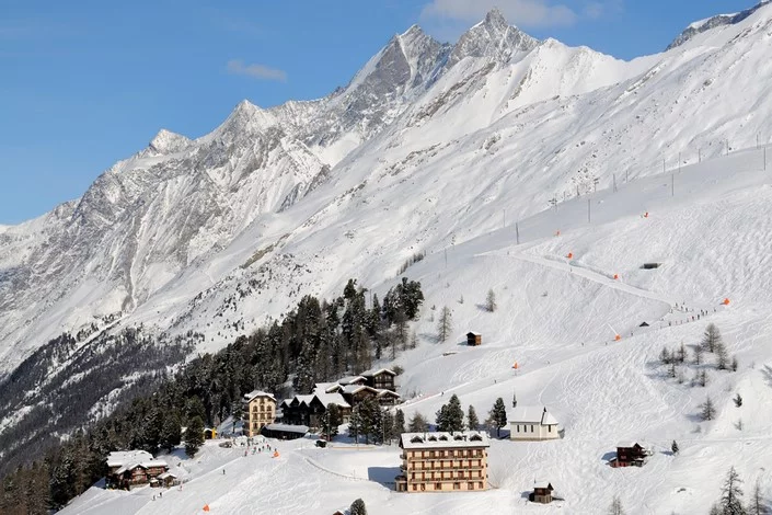 Vue spectaculaire sur les montagnes enneigées autour de Zermatt pendant un séminaire exclusif signé INÜI Collection.