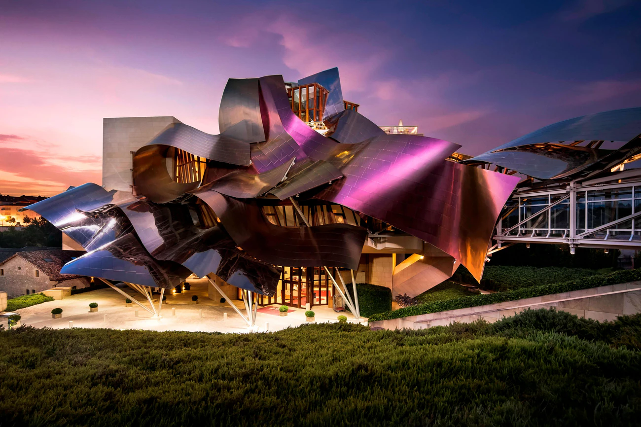 Façade spectaculaire de l’hôtel Marques de Riscal au design iconique accueillant un séminaire d’exception avec INÜI Collection.