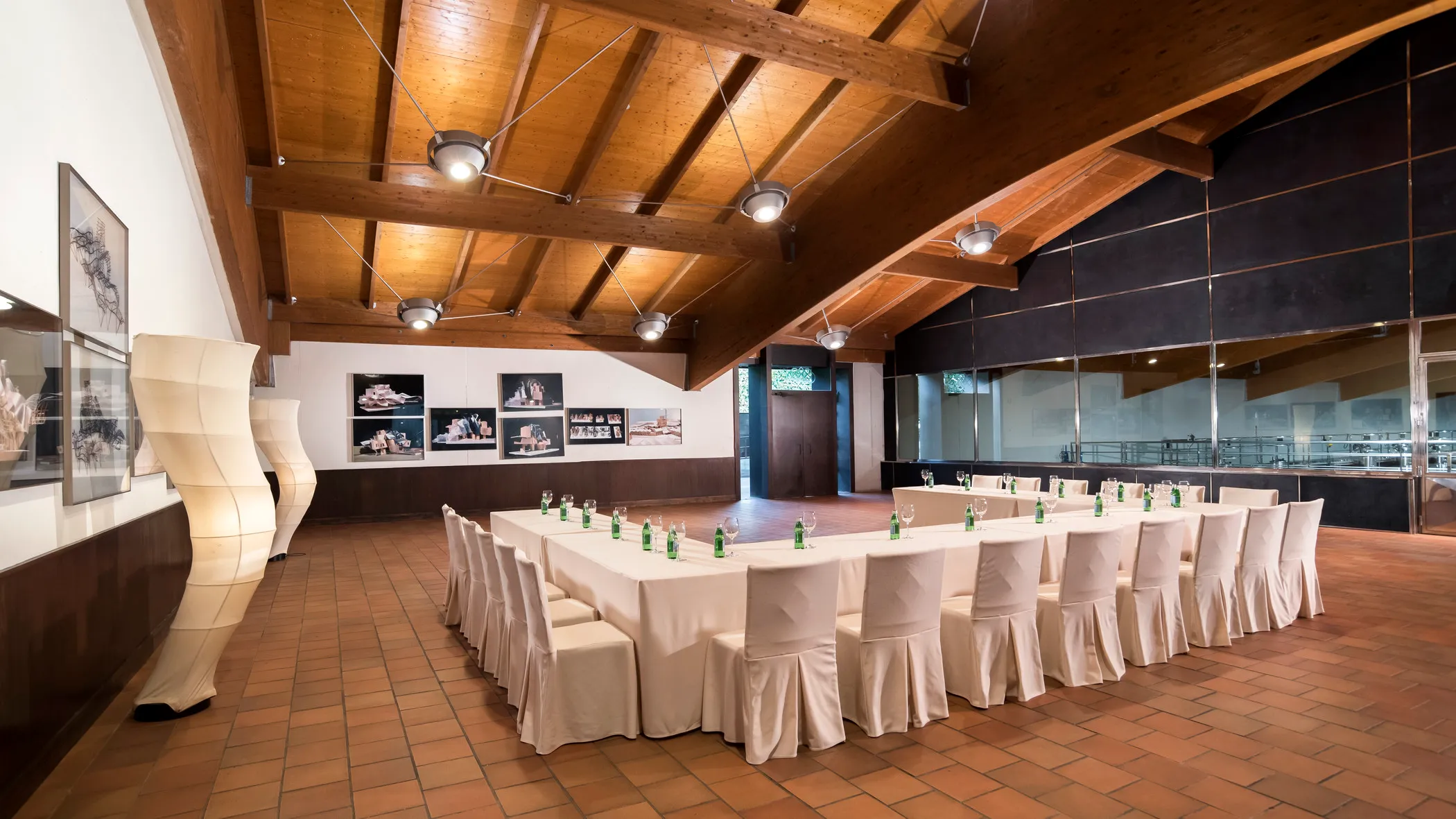 Salle de séminaire contemporaine et lumineuse pour des réunions de direction inspirantes organisées par INÜI Collection.