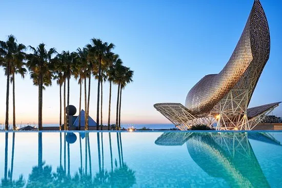 Piscine avec vue sur Barcelone pour un moment de détente entre deux temps forts d’un séjour INÜI Collection.