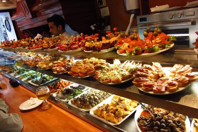 Buffet gourmet lors d’un événement professionnel à Barcelone combinant travail et gastronomie avec INÜI Collection.