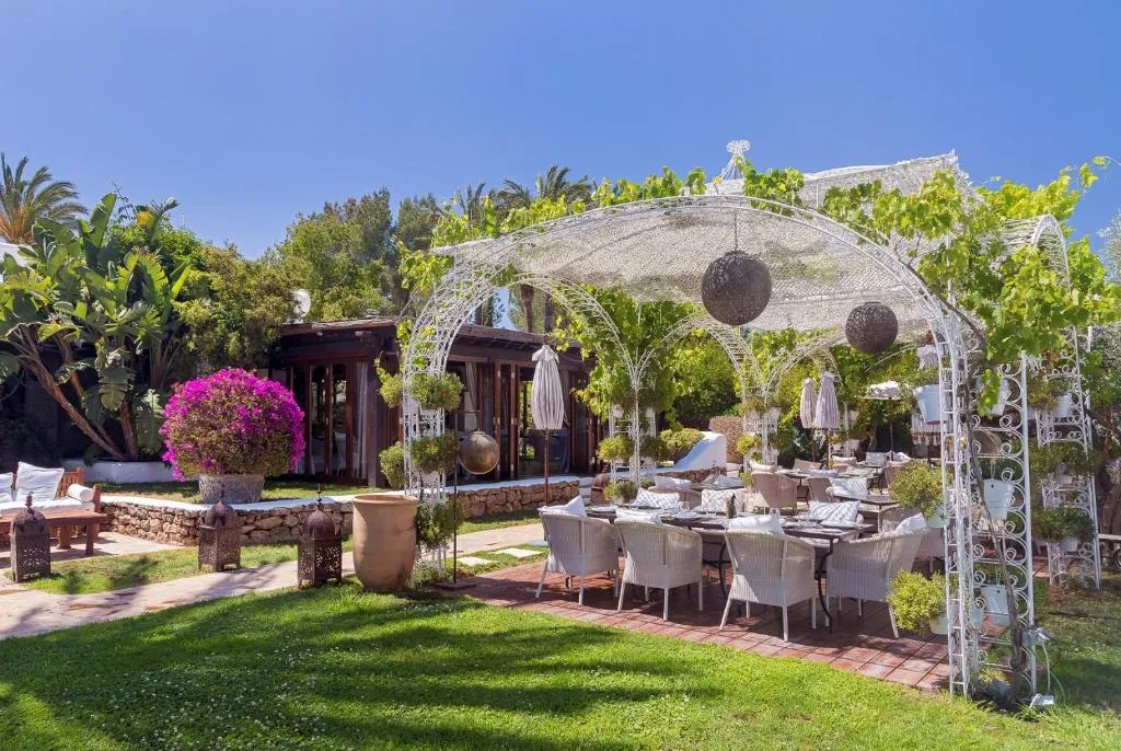 Déjeuner en plein air dans une ambiance bohème chic à Ibiza lors d’un incentive exclusif organisé par INÜI Collection.