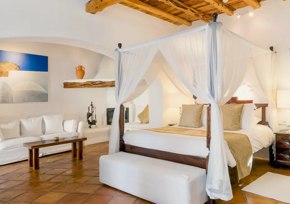 Chambre lumineuse au style méditerranéen dans une finca d’Ibiza sélectionnée pour un séjour INÜI Collection.