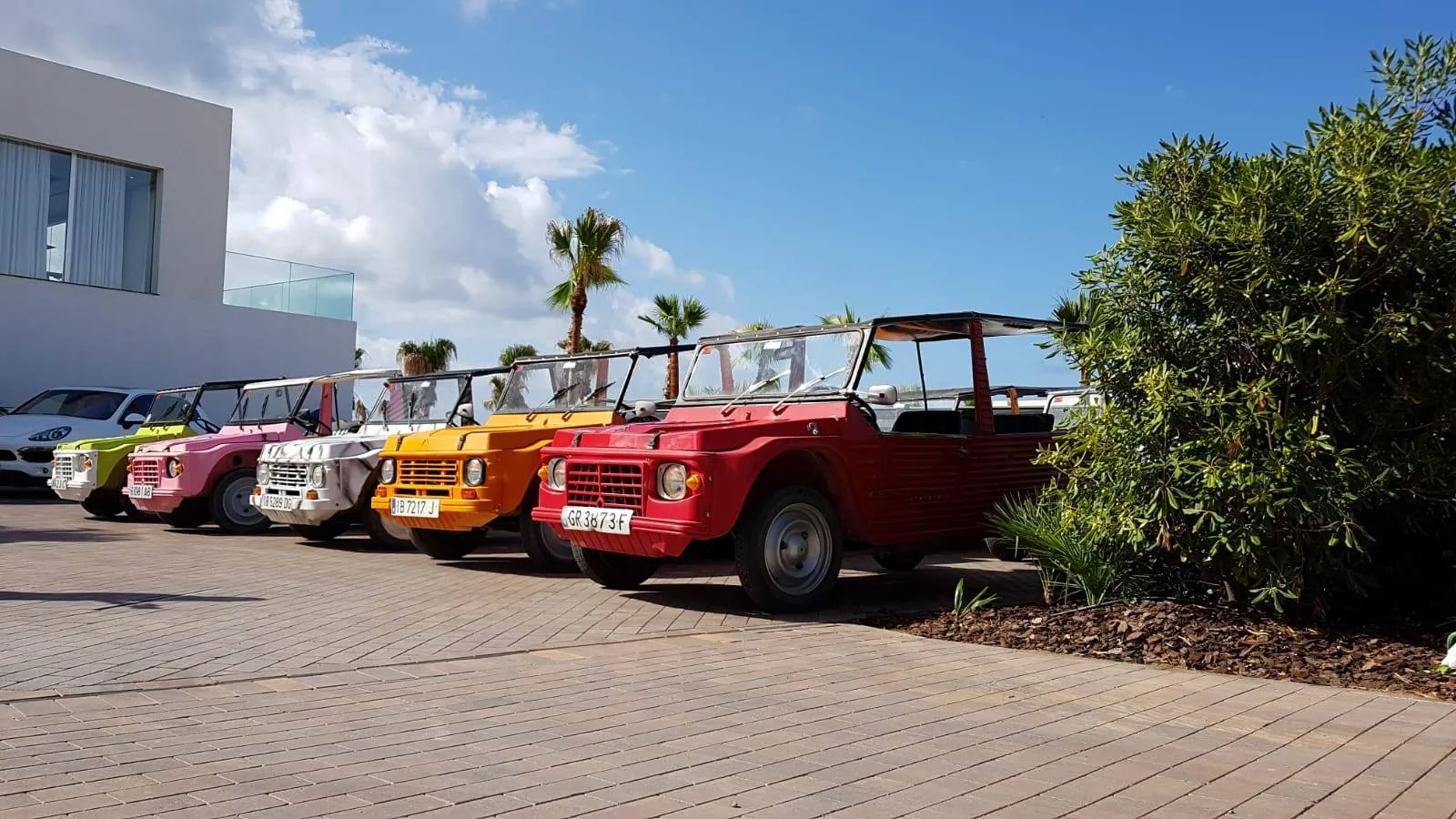 Rallye en Méhari vintage à travers les paysages sauvages d’Ibiza lors d’un incentive organisé par INÜI Collection.