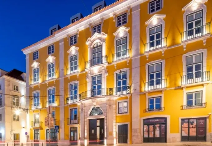 Façade jaune d’un hôtel intimiste à Lisbonne installé dans une ancienne demeure nobiliaire sélectionnée par INÜI Collection.