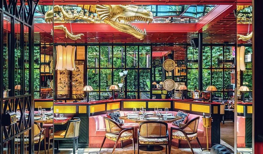 Salle de restaurant chic et feutrée dans un hôtel intimiste à Lisbonne lors d’un événement signé INÜI Collection.