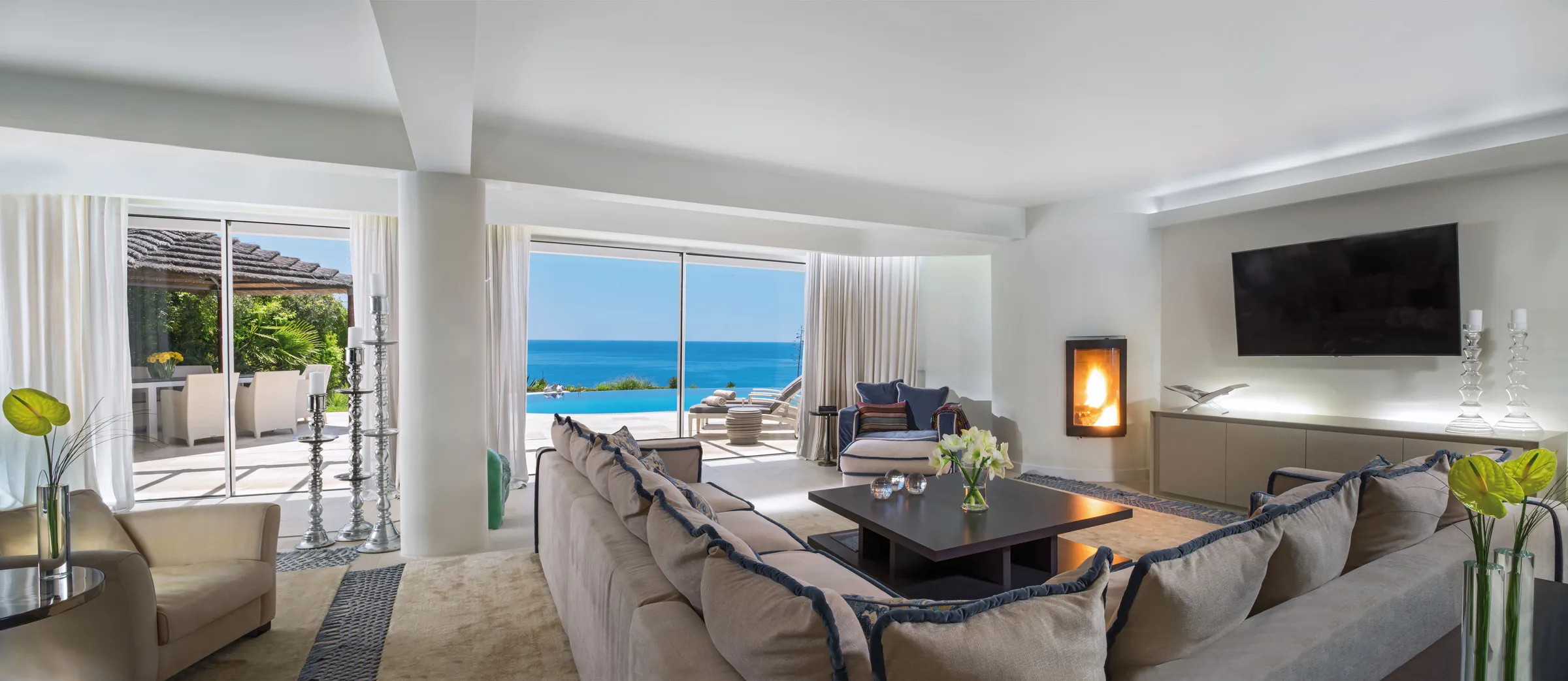 Salon raffiné au sein d’une suite en Algarve offrant confort et élégance lors d’un séjour business avec INÜI Collection.