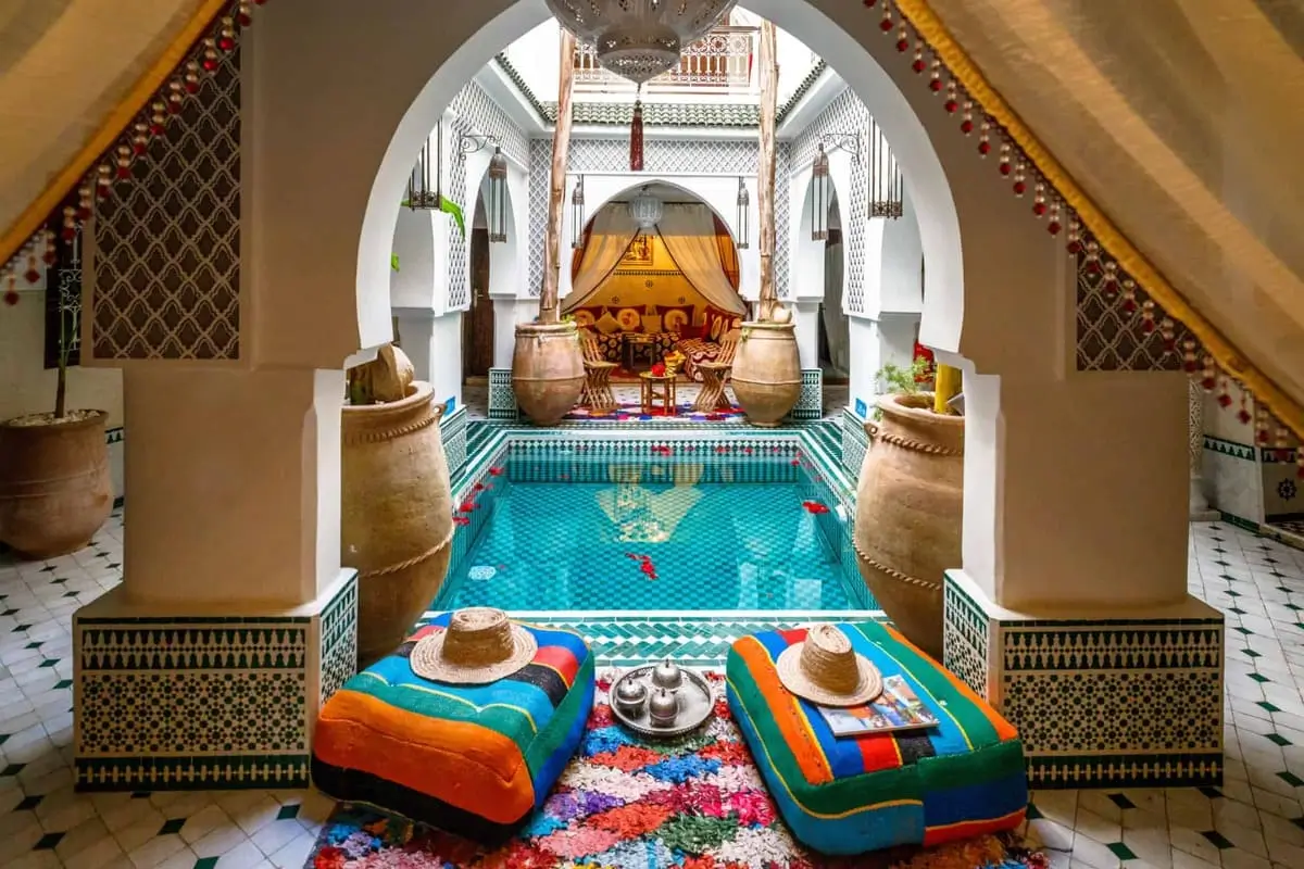 Piscine intérieure paisible au cœur d’une oasis privatisée à Marrakech pour un événement exclusif signé INÜI Collection.