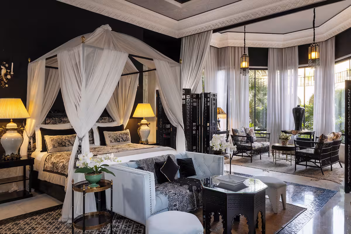 Suite marocaine élégante et raffinée dans une oasis privatisée à Marrakech pour une immersion avec INÜI Collection.