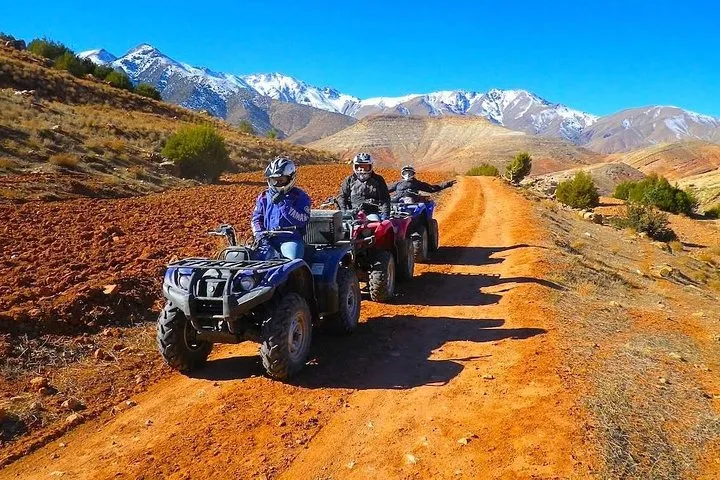 Excursion en quad dans le désert de Marrakech lors d’un événement incentive organisé par INÜI Collection.