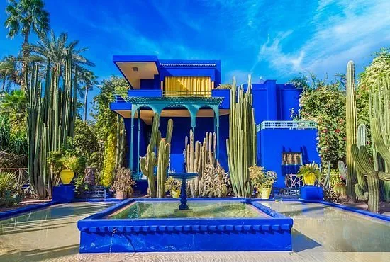 Découverte architecturale d’un bâtiment emblématique de Marrakech lors d’une excursion culturelle avec INÜI Collection.
