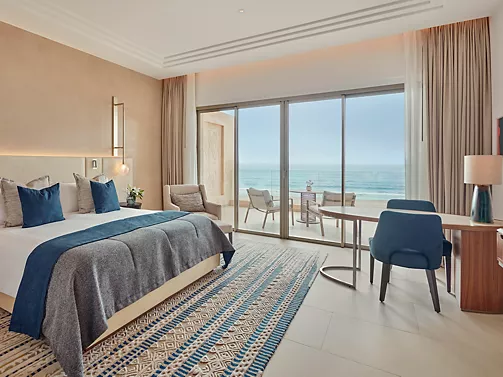 Chambre élégante et reposante dans un hôtel de Taghazout sélectionné pour un séjour professionnel avec INÜI Collection.