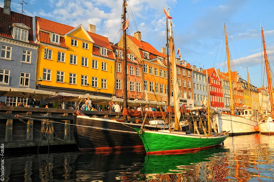 Vue emblématique de Copenhague avec façades colorées et port animée lors d’un séminaire organisé par INÜI Collection.