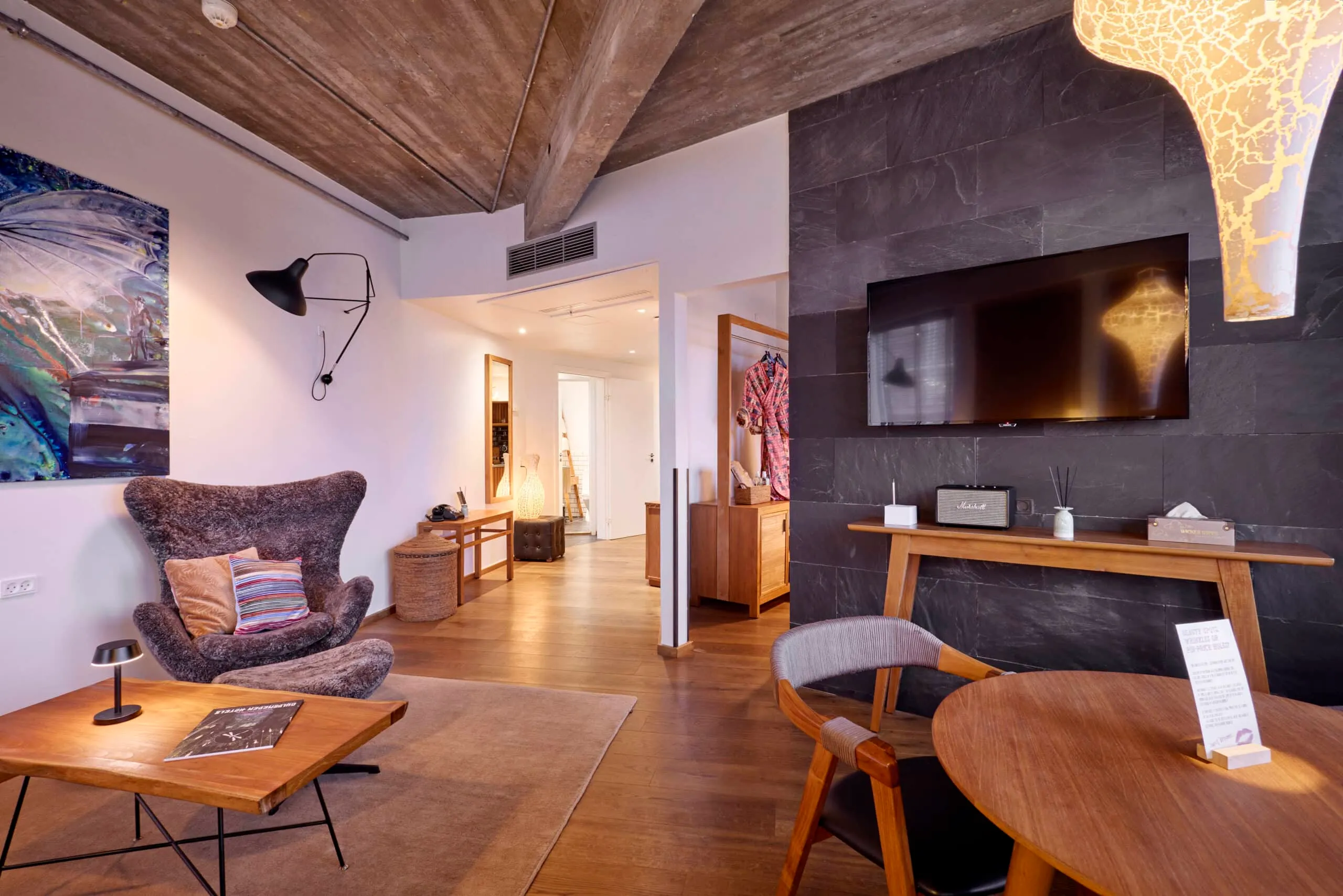 Chambre élégante et chaleureuse dans un hôtel balinais à Copenhague pour un séjour d’entreprise signé INÜI Collection.