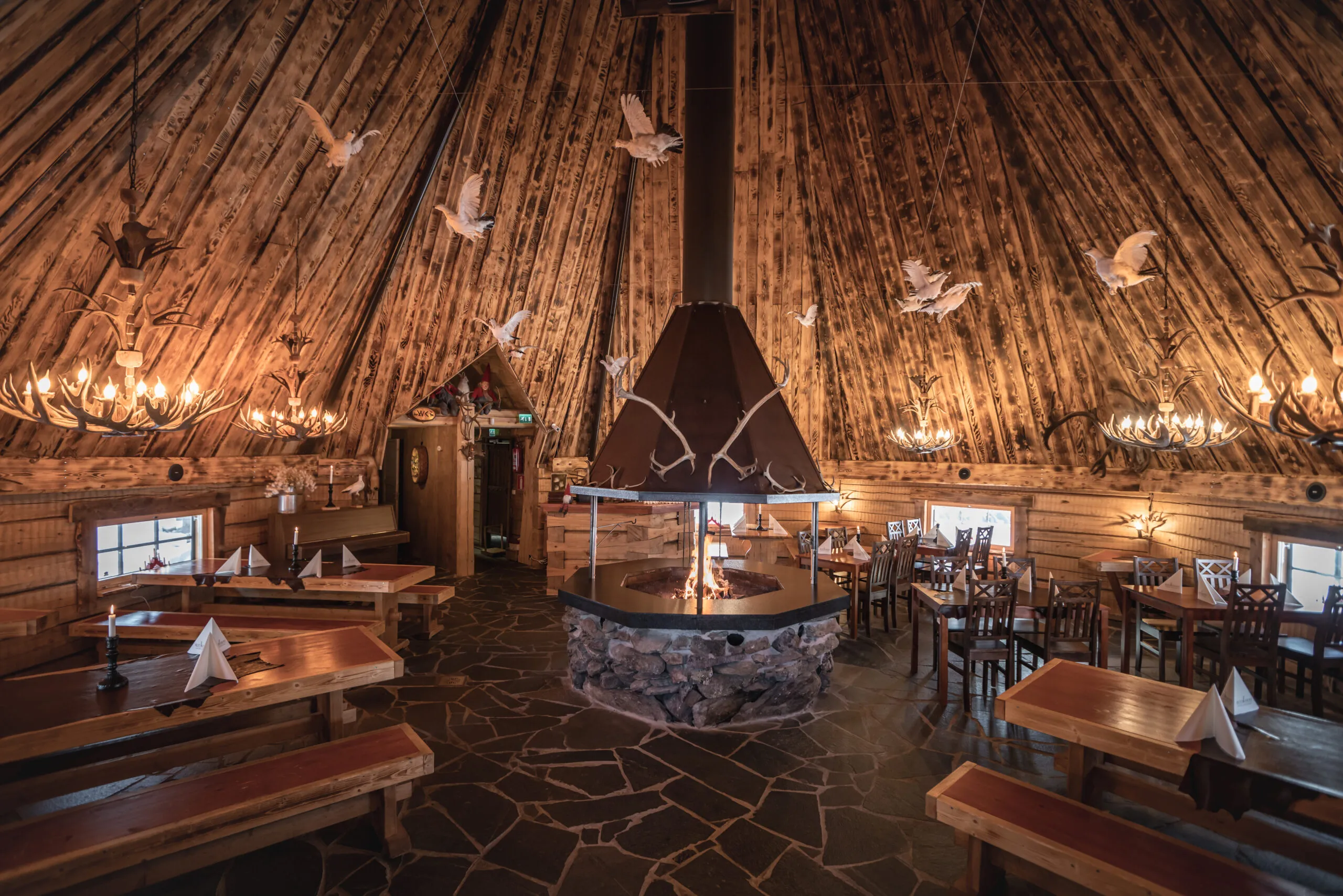 Dîner chaleureux dans un kota traditionnel en Laponie lors d’un séjour immersif organisé par INÜI Collection.