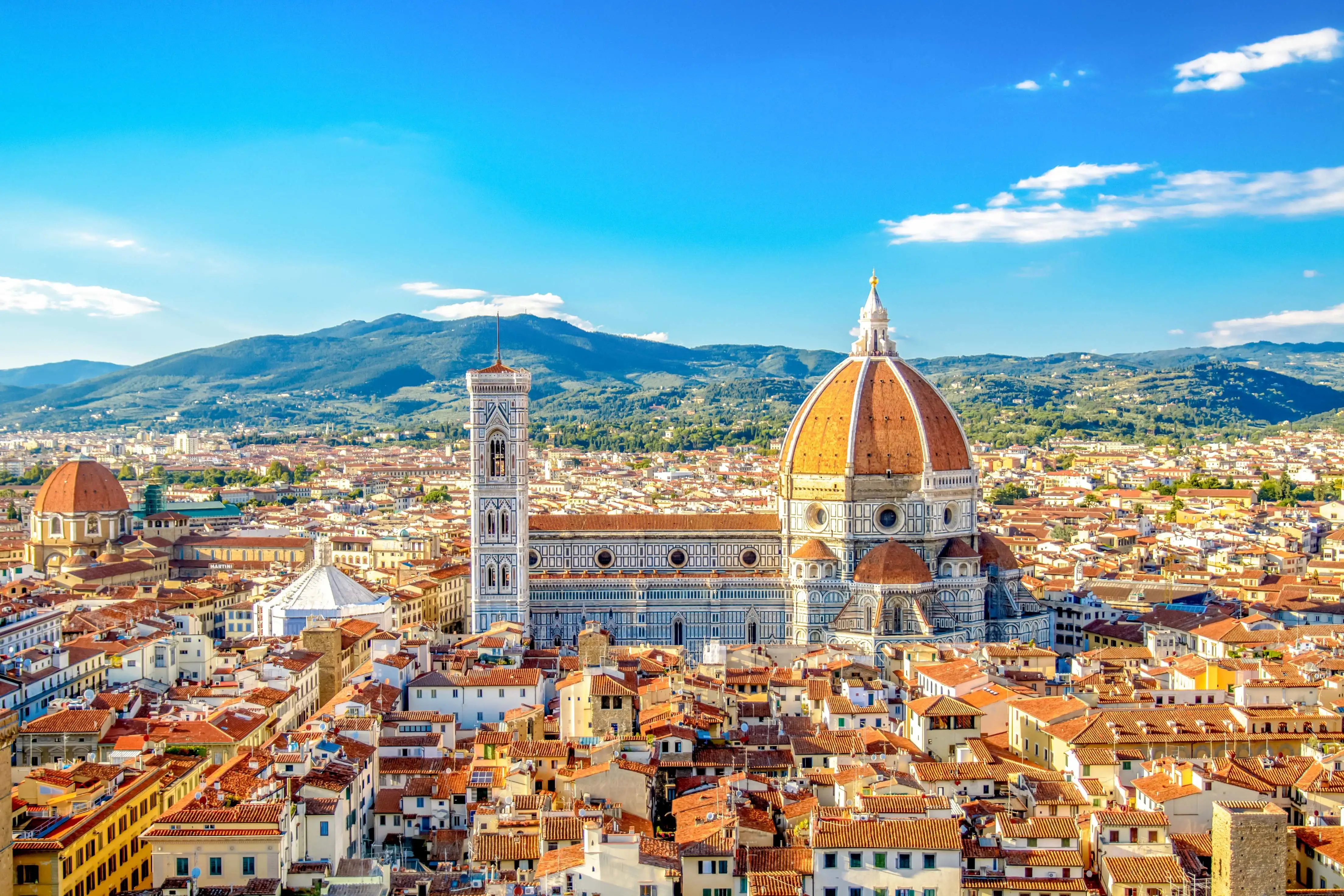 Vue aérienne sur les toits et monuments de Florence pour un séminaire culturel et confidentiel avec INÜI Collection.