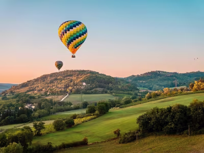 Vol en montgolfière au-dessus de la campagne toscane pour une expérience unique lors d’un séminaire INÜI Collection.