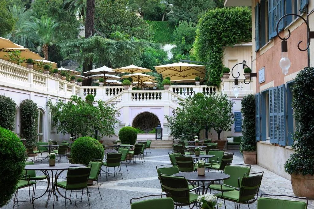 Dîner élégant sur une terrasse avec vue sur Rome pour un moment exclusif orchestré par INÜI Collection.