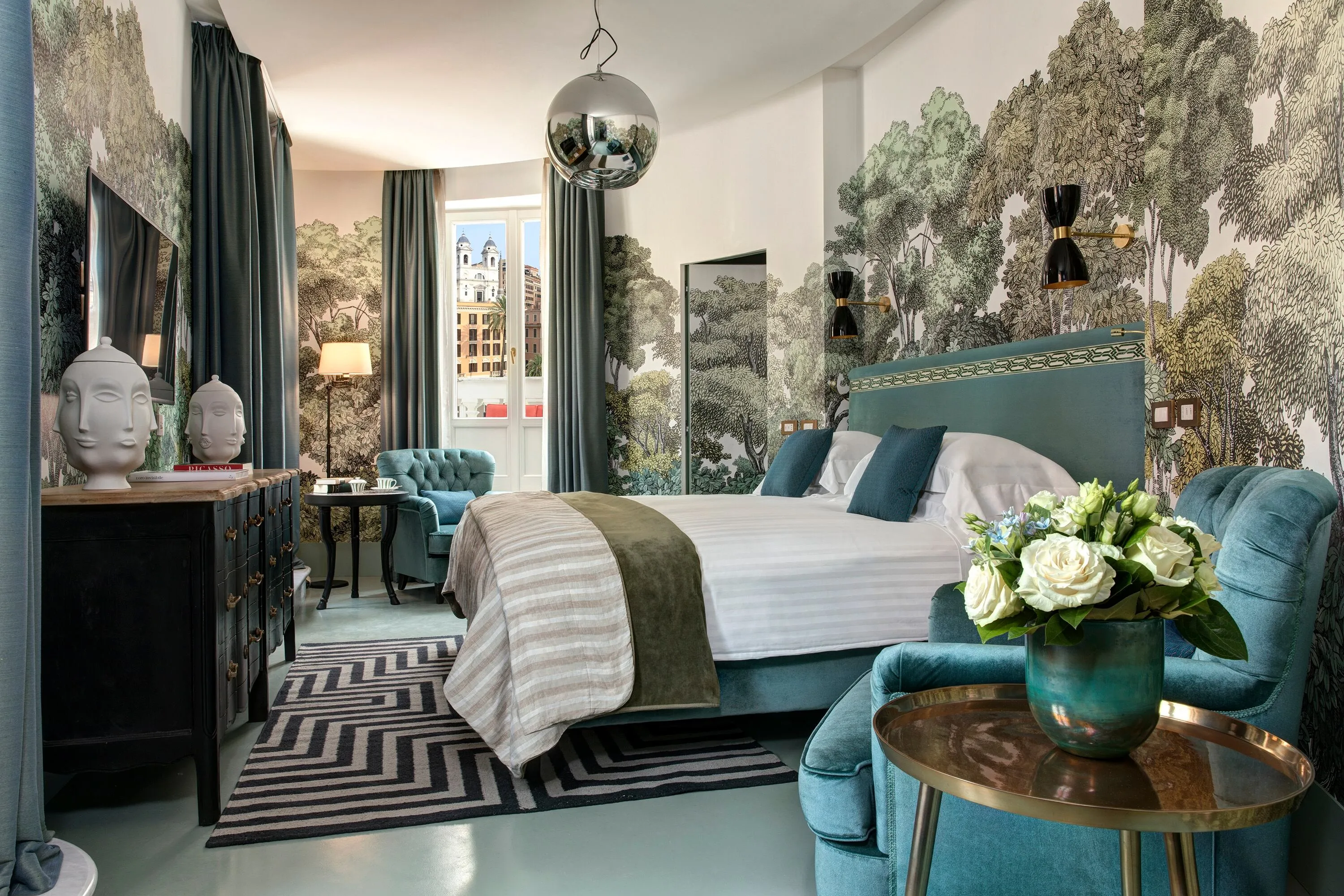 Chambre raffinée dans une villa romaine accueillant un séjour professionnel haut de gamme avec INÜI Collection.