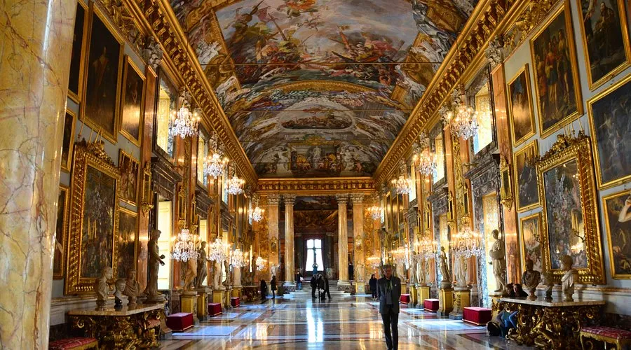 Décor majestueux de moulures et d’œuvres d’art dans un palais romain sélectionné pour un événement INÜI Collection.