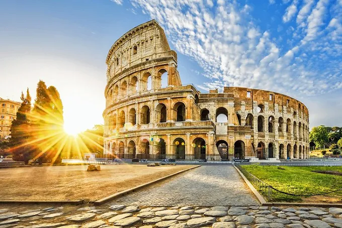 Découverte du Colisée lors d’un parcours immersif dans la Rome antique pendant un événement culturel signé INÜI Collection.