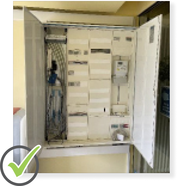 Geöffneter Elektroschrank mit sichtbarer Verkabelung.