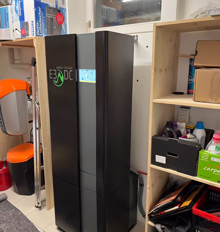 Batteriespeicher für Solaranlage im Technikraum.