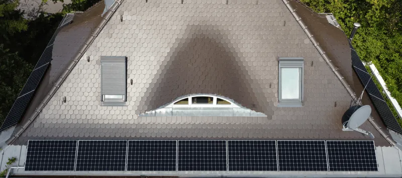 Hausdach mit Solarmodulen und Dachgauben.