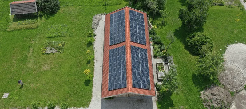 Scheunendach mit zwei Solarmodulfeldern.